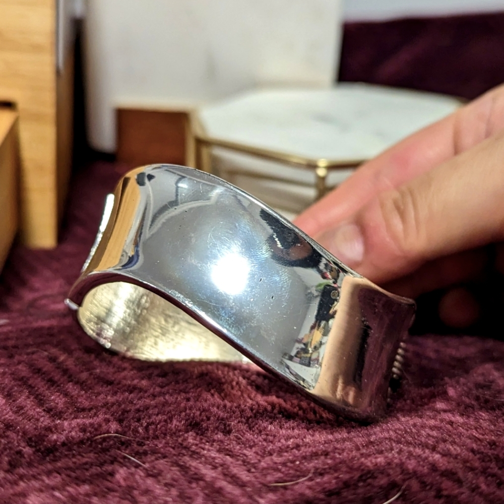 🌸 GWP! Fashion Silver tone Wave Bangle